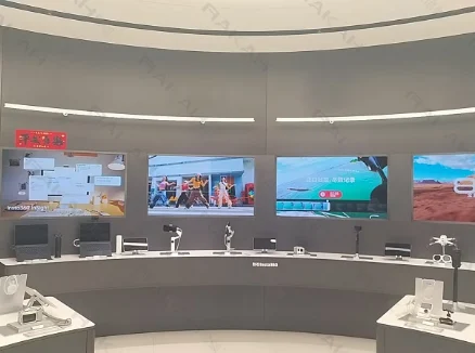 曲面光影,重构品牌体验:影石 Insta360 壹方城旗舰店OLED柔性屏项目纪实